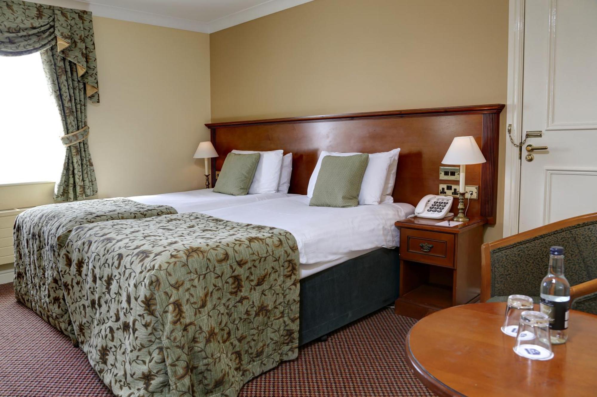 Best Western Premier EMA Yew Lodge Hotel 4*